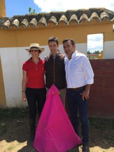 Pedrito de Portugal junto al empresario Carlos Gardiel y su esposa