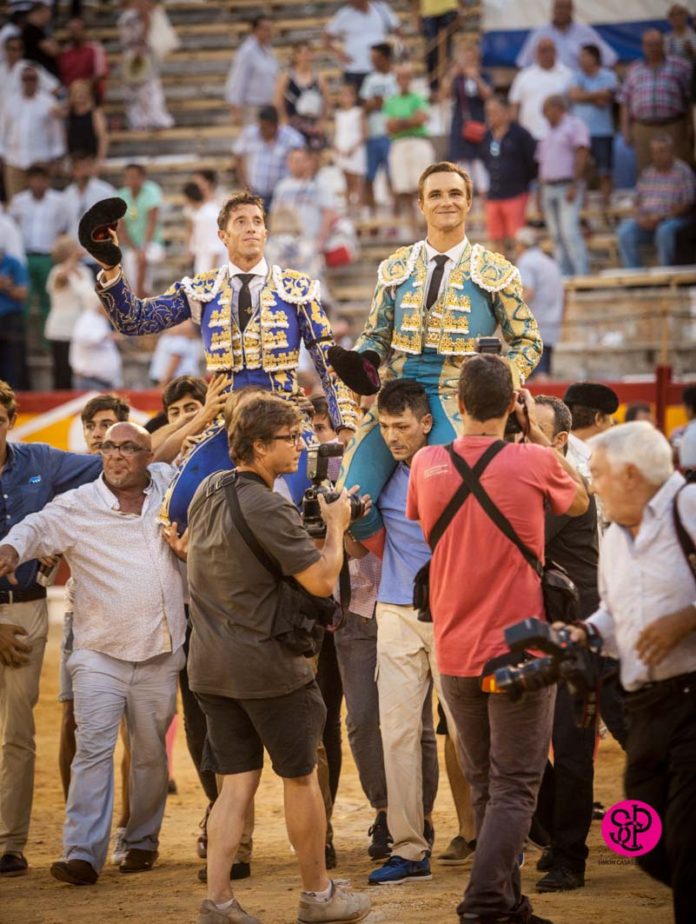 juan-bautista-y-esribano-a-hombros-en-alicante
