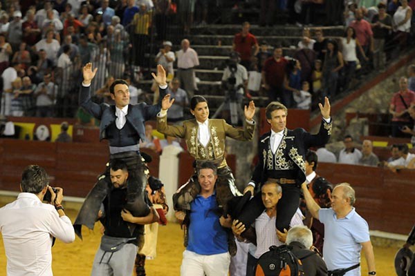 mendoza-cartagena-y-lea-a-hombros-en-ciudad-real-foto-raquel-montero