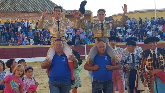 carretero-y-gardel-salen-a-hombros-en-fuensalida