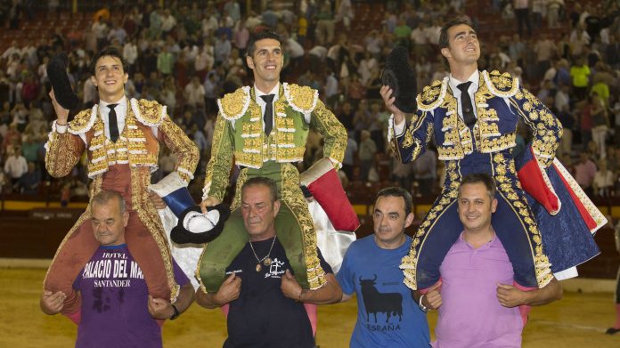 roca-rey-corta-un-rabo-y-sale-a-hombros-con-fandi-y-talavante