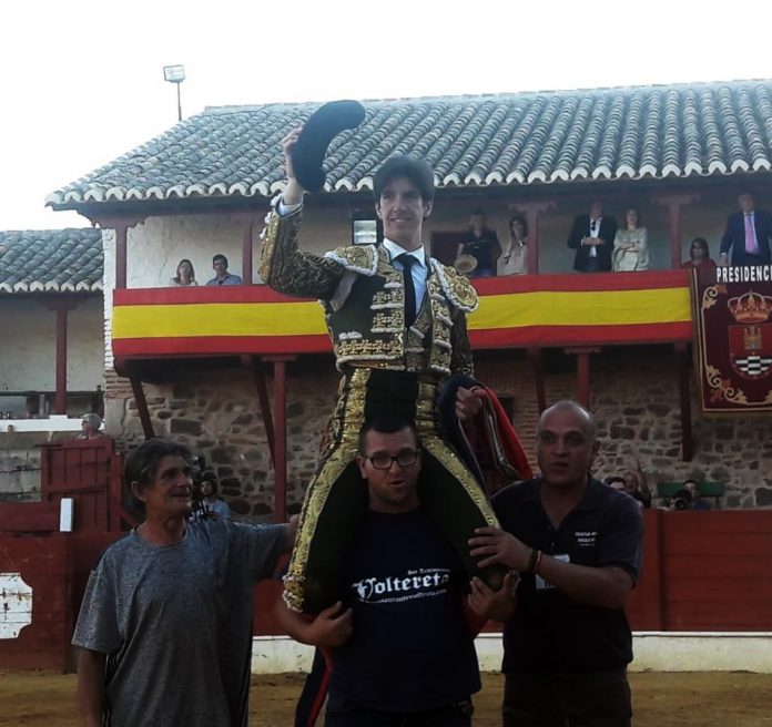 Esaú Fernández sale a hombros en Santa Cruz de Mudela