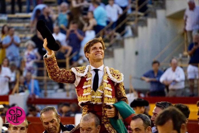 El Juli sale a hombros en Alicante