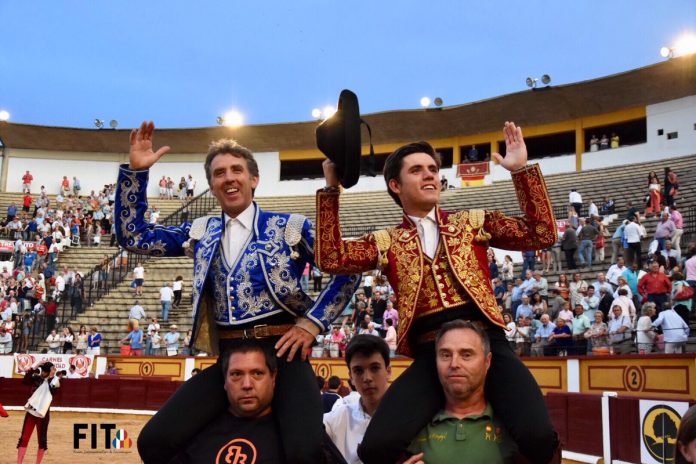 mendoza pade e hijo a hombros