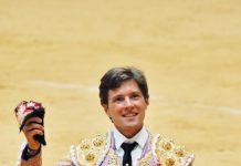 Juan Leal y Luis David pasean oreja en San Sebastián, vídeo