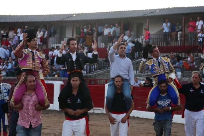 TODOS A HOMBROS EN VITIGUDINO