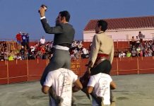 Víctor Puerto y El Nico a hombros en Albuñán