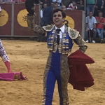 Carlos Olsina pasea el único trofeo en La Peza
