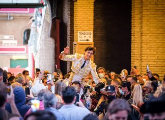 Roca Rey sigue en su camino del triunfo en Granada.