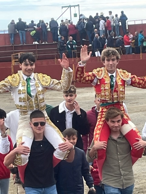 Abrucena abrocha la tarde con los dos novilleros a hombros