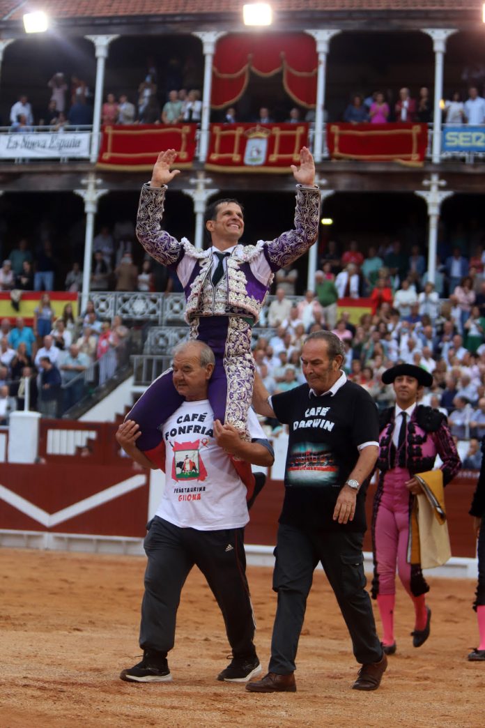 Ocho orejas, un rabo y un indulto, apoteósica despedida de El Juli de El Bibio de Gijón