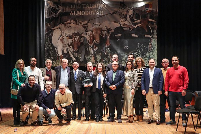 Foto de familia de los invitados, directivos, autoridades y empresarios del coso almodovareño