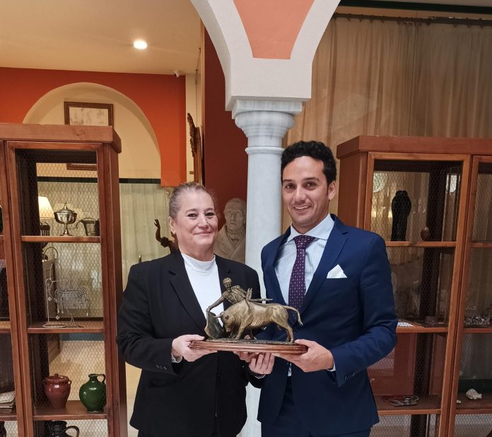 Oliva Soto Premio Triunfador en Niebla