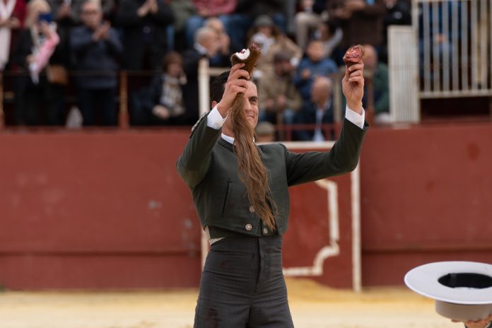 Dos orejas y rabo para David Galván en Arcos de la Frontera