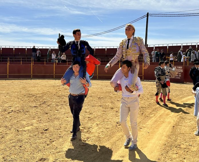 Lalo de María y Diego Bastos cortan cuatro orejas y un rabo cada uno en Lora del Río