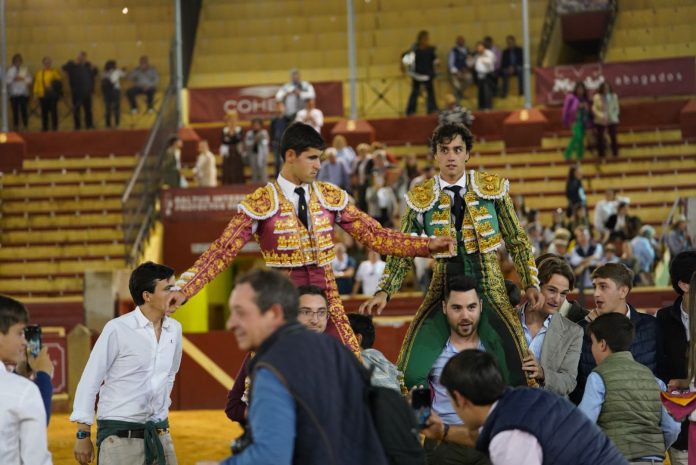 Puerta grande de Mario Sánchez y Gonzalo Capdevila en Sanlúcar de Barrameda