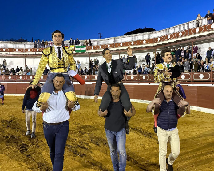 Lea Vicens, Diego Bastos y Javier Zulueta salen a hombros en Constantina