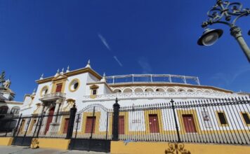 Empresa Pagés | Entrega del talón por el Festival Taurino a beneficio de las Hermandades de San Bernardo y El Amor