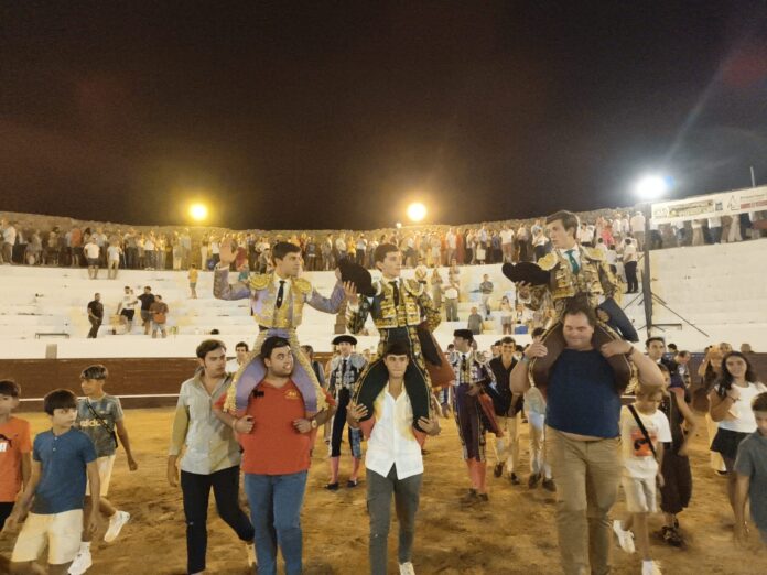 Bocanegra, Zulueta y Carlos Tirado salen a hombros en Santa Olalla del Cala