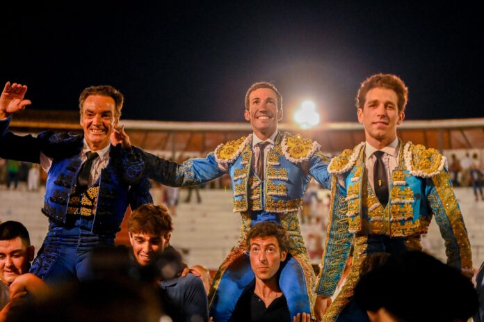 El Cir, Marin y David de Miranda a hombros en Valencia de Alcántara