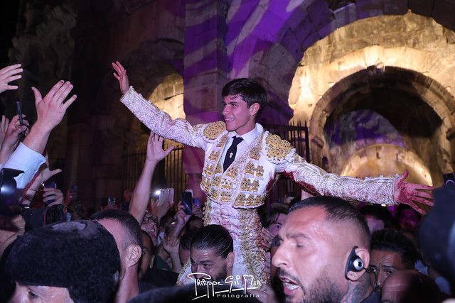 Aarón Palacio por la puerta de los Cónsules en Nimes