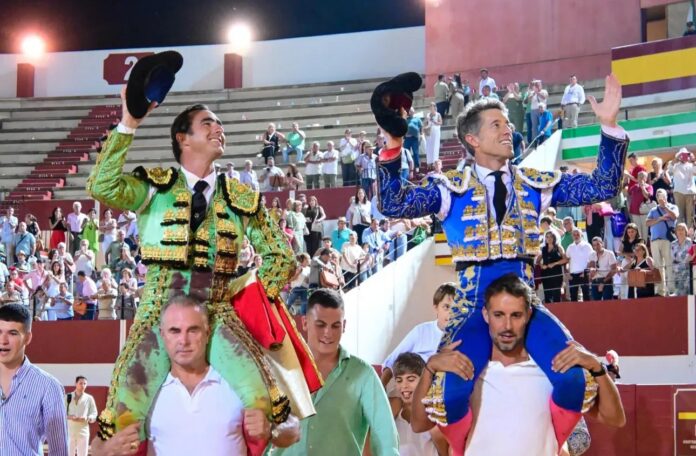 ESCRIBANO Y FANDI A HOMBROS EN UTRERA