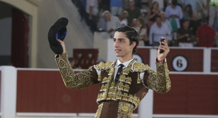 El Mene pasea una oreja en Albacete