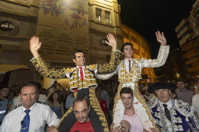 Emilio de Justo y Marco Pérez cortan tres orejas y salen a hombros en la quinta de feria en Murcia