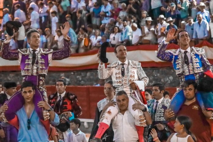 Ferrera, Fandi y Escribano en Cortegana a hombros