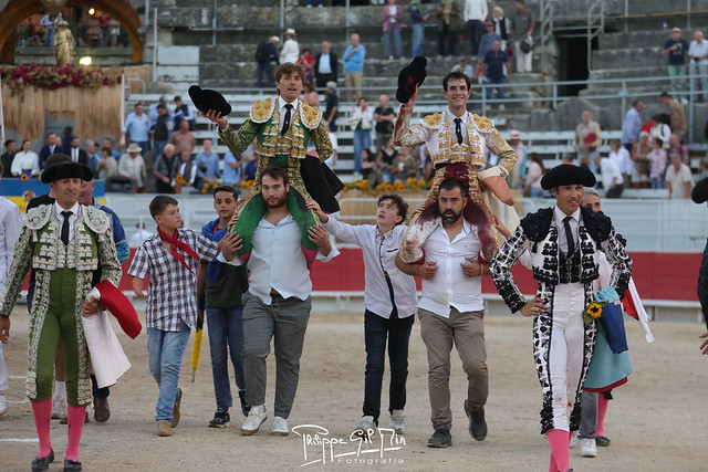 Juan Leal y Samuel Navalón salen a hombros en Arles.