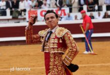 Juan de Castilla corta una oreja en Dax