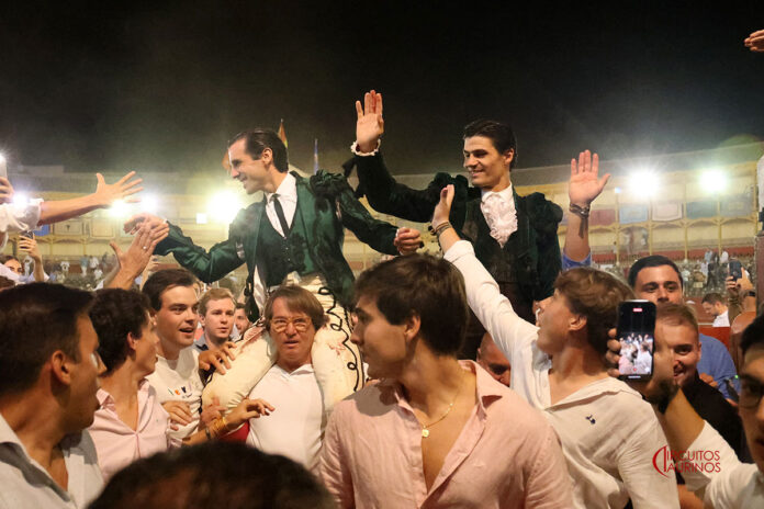 Puerta Grande para Juan Ortega y Pablo Aguado y gran faena de Morante en la brillante Goyesca del Motín