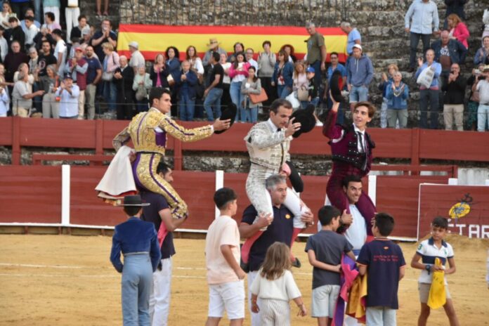 Puerta-grande-Bejar Damián Castaño, Manuel Diosleguarde y Julio Norte salieron a hombros en ‘La Ancianita’