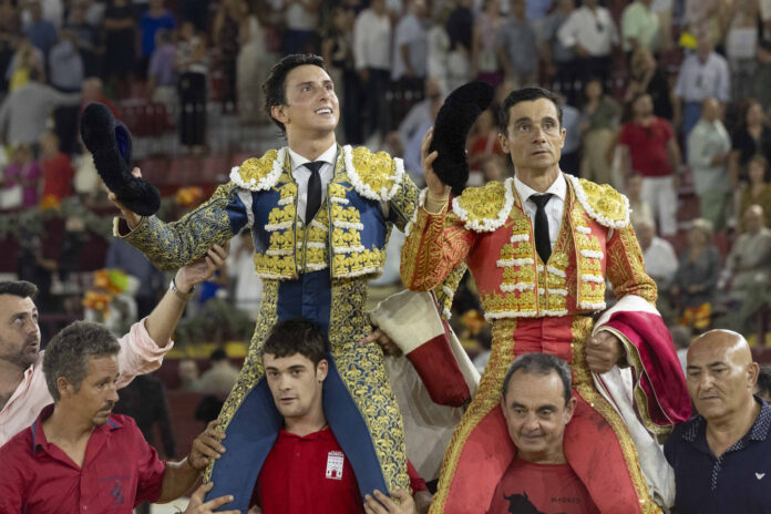 Puerta grande para Paco Ureña y Roca Rey en la tercera de Murcia