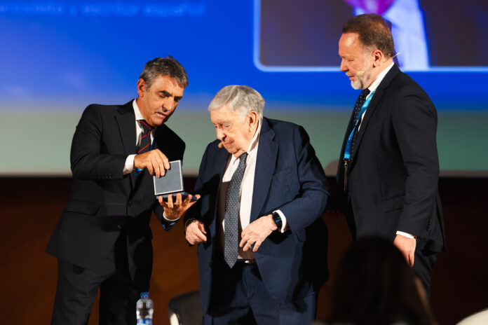 Luis María Anson recibe el reconocimiento del mundo del toro por su incondicional defensa de la tauromaquia