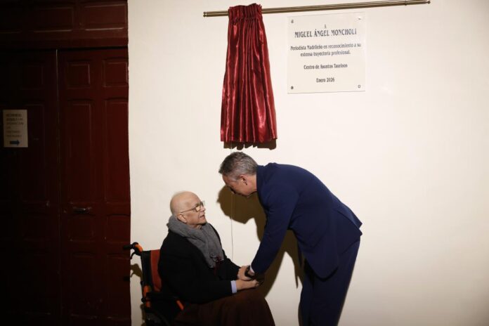 La Comunidad de Madrid reconoce la trayectoria profesional del periodista taurino Miguel Ángel Moncholi